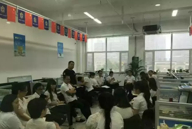 家人們開展學(xué)習探討活動。 