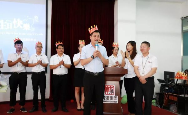 集團常務副總裁王德剛為壽星們送上祝福 集團常務副總裁王德剛為壽星們送上祝福