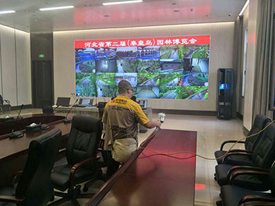 乾港集團的施工師傅們正在進行除甲醛施工 乾港集團的施工師傅們正在進行除甲醛施工