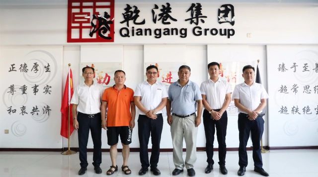 集團(tuán)領(lǐng)導(dǎo)與蒞臨專家合影 集團(tuán)領(lǐng)導(dǎo)與蒞臨專家合影