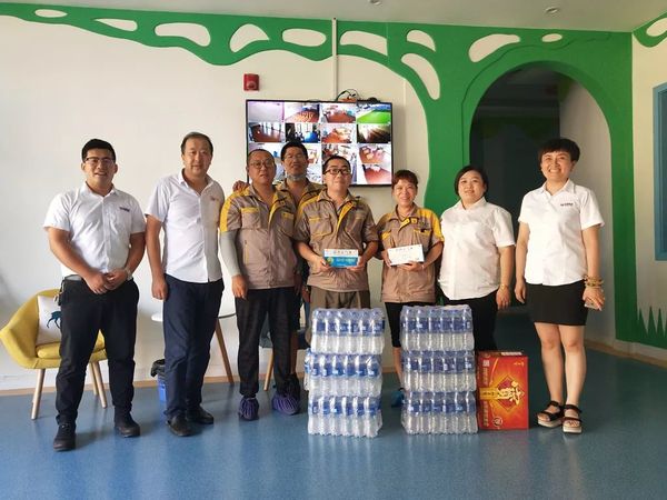 乾港集團(tuán)高層慰問一線員工 乾港集團(tuán)高層慰問一線員工